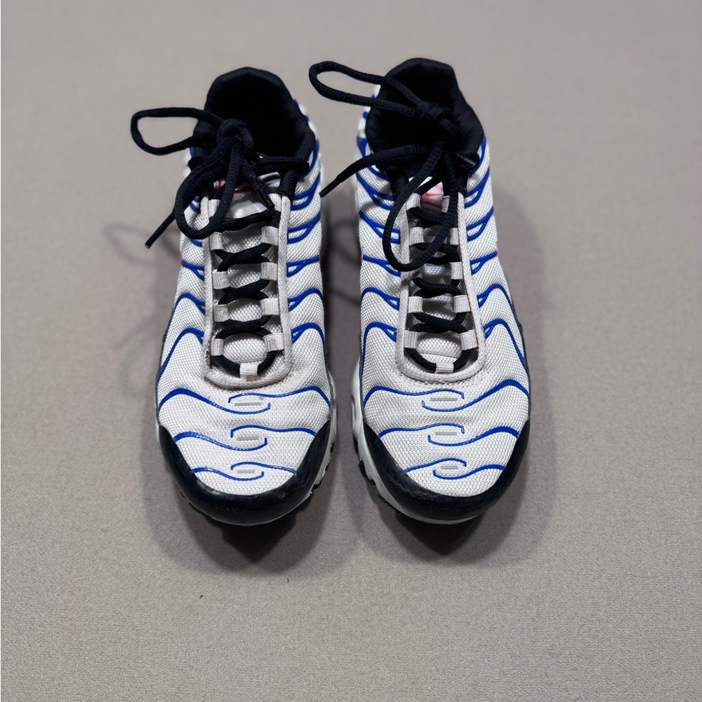 Nike Air Max Plus GS in the White/Game Royal/Black/Bright Crimson - Picture 2 of 7